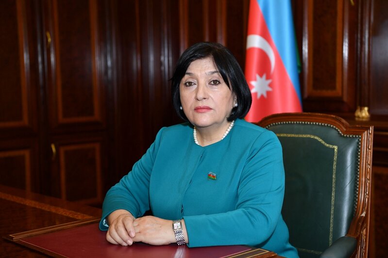 Spikerdən xanımlara təbrik: "Zərifliyin, gözəlliyin nişanəsisiniz