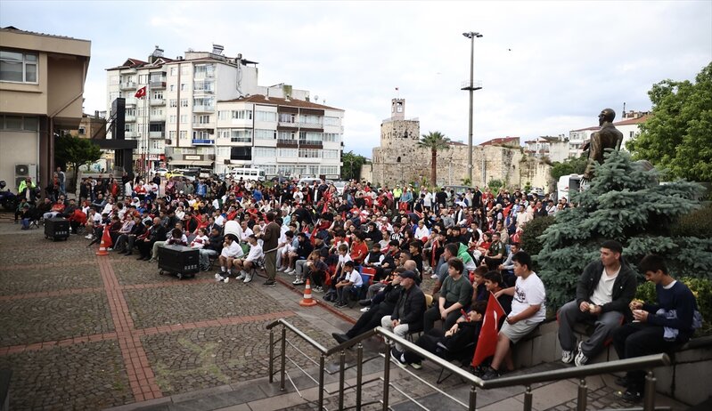 Səhərki matçı belə izlədilər - Fotolar
