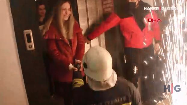 Türkiyədə liftdə qalan qızın xilaskarı ona evlənmək təklif etdi - VİDEO