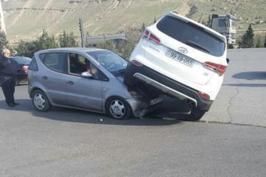 Bakıda qəza: "Hyundai" "Mercedes"in üzərinə çıxıb