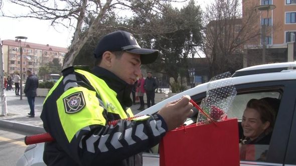 Sumqayıt polisi qayda pozan qadın sürücü və sərnişinləri saxlayıb mükafat verdi - FOTO 