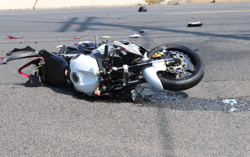 Bakıda moped divara çırpıldı - Ölən var