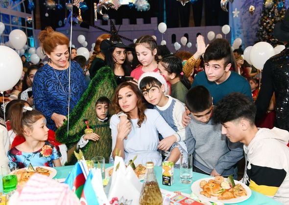 Birinci vitse-prezident Mehriban Əliyeva uşaqlar üçün keçirilmiş bayram şənliyində iştirak edib - FOTO/VİDEO