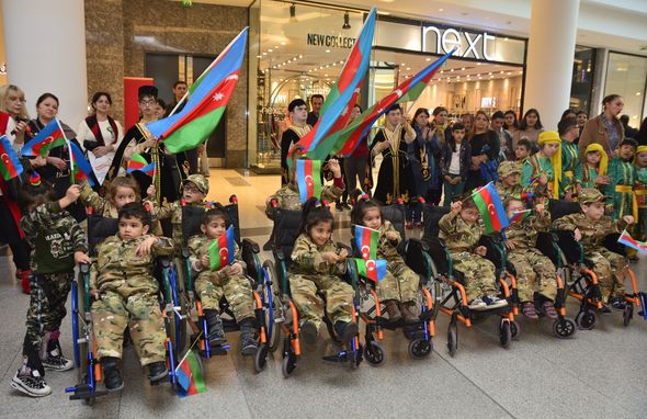 Daun sindromlu və serebral iflicli uşaqlardan Bayraq Günü fləşmobu - FOTO/VİDEO