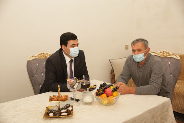 İcra başçısı şəhid ailələri və yaralı hərbçilərlə görüşdü - FOTO
