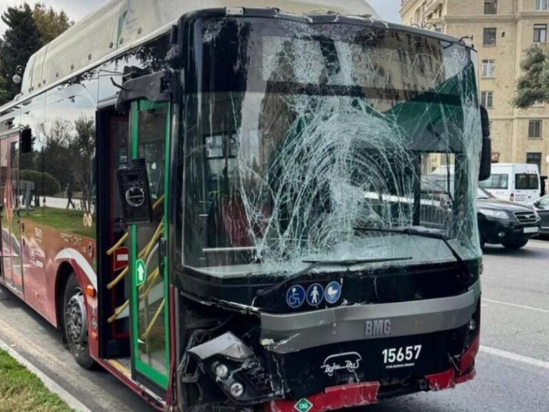 Metronun qarşısında avtobuslar TOQQUŞDU - FOTO