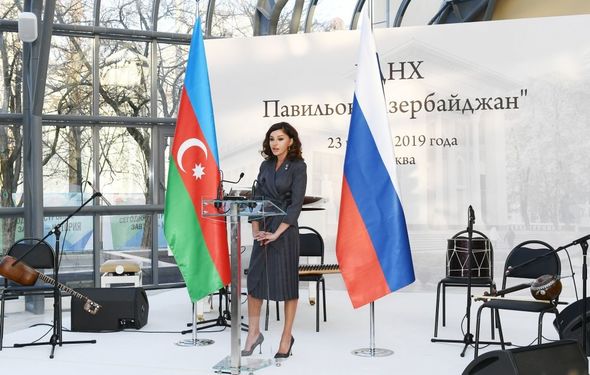 Mehriban Əliyeva Xalq Təsərrüfatı Nailiyyətləri Sərgisində "Azərbaycan" pavilyonunun açılışında - FOTO