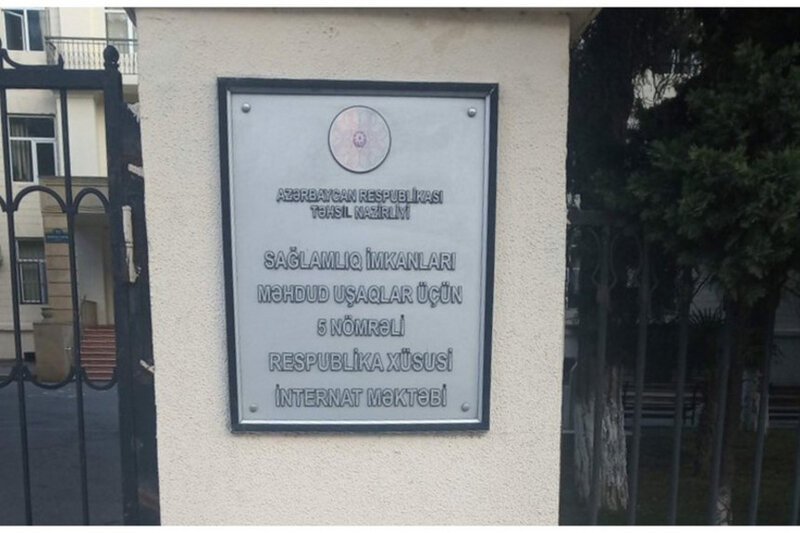 Sağlamlıq imkanları məhdud uşaqların məktəbində müəllim şagirdi döydü