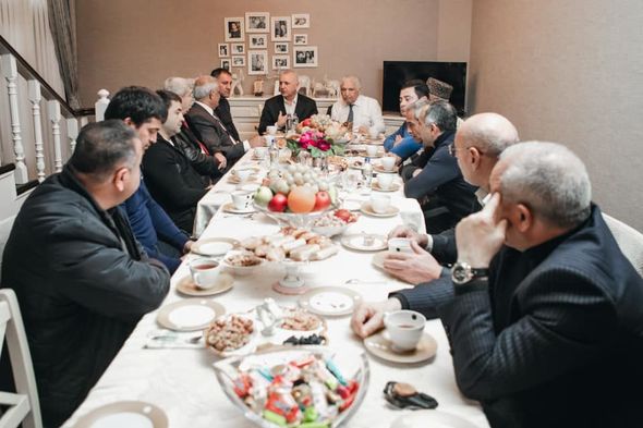 Ülvi Quliyev Yasamal rayon Ağsaqqallar Şurasının sədrini evində ziyarət edib - FOTO