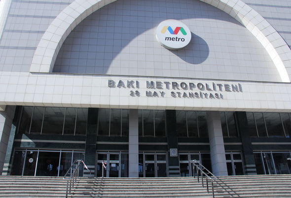 Metro stansiyalarının girişlərində istiqamətləndiricilər qoyuldu - FOTO