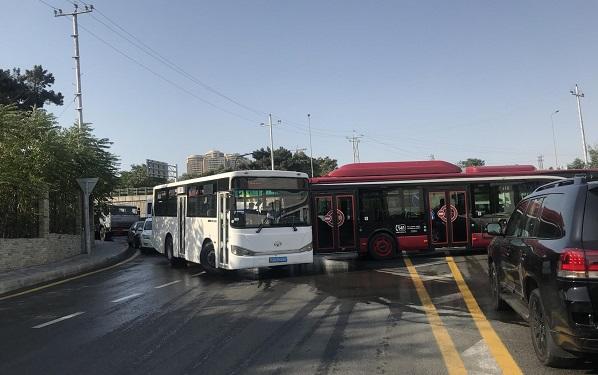 Bakıda iki sərnişin avtobusu toqquşdu: yaralılar var