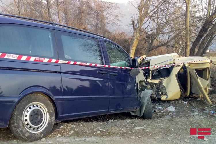 Şəmkirdə "Mercedes Vito" ilə VAZ toqquşdu, yaralı var