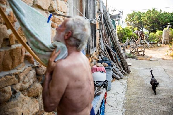 Adada 31 il tənha yaşayan sakini evindən çıxartmaq istəyirlər - FOTO