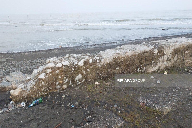 Xəzər geri çəkildi, nəhəng beton bünövrələr üzə çıxdı - FOTO