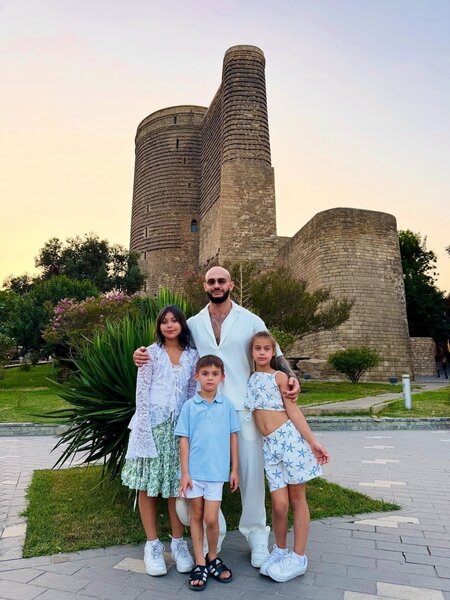 Rusiyalı müğənni ailəsi ilə Bakıda - FOTOLAR