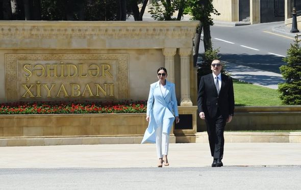 İlham Əliyev və Mehriban Əliyeva Həzi Aslanovun məzarını ziyarət ediblər - YENİLƏNİB + FOTO/VİDEO
