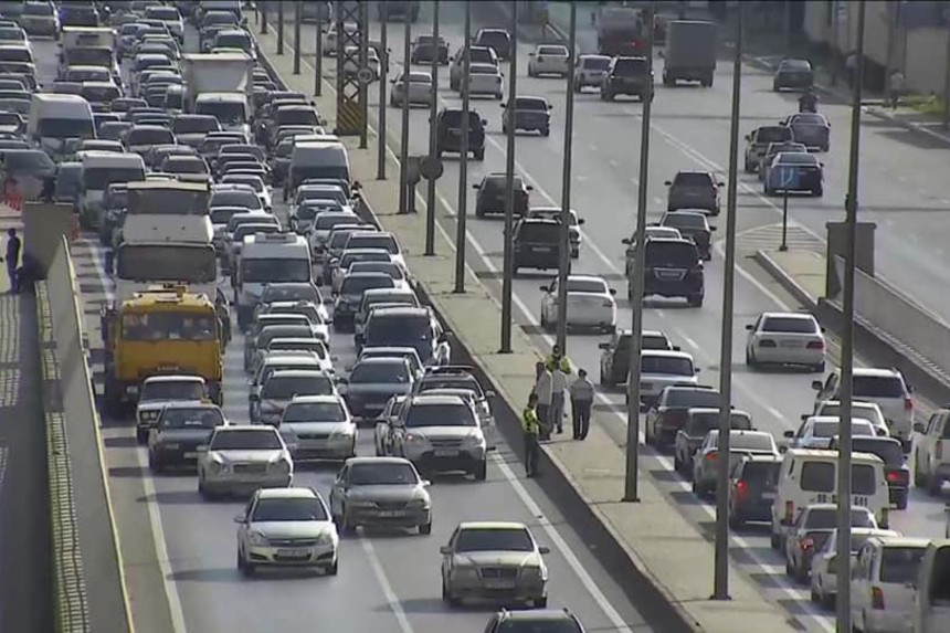 Bakıda yol qəzası növbəti dəfə tıxac yaratdı