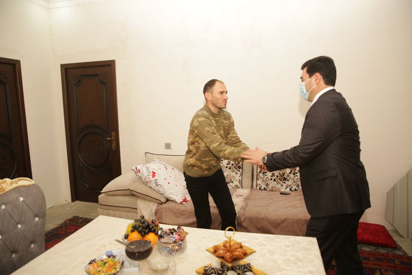 İcra başçısı şəhid ailələri və yaralı hərbçilərlə görüşdü - FOTO