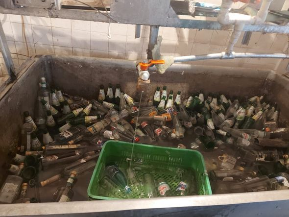 Qanunsuz fəaliyyət göstərən limonad və spirtli içkilərin istehsalı müəssisəsi aşkarlandı - FOTO