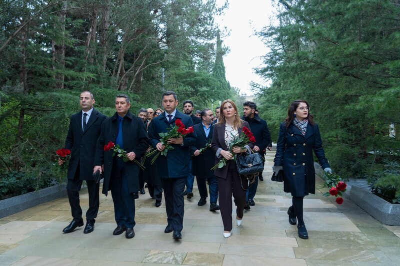 İCMA-nın İdarə Heyəti və üzvləri Fəxri xiyabanı ziyarət ediblər - FOTOLAR