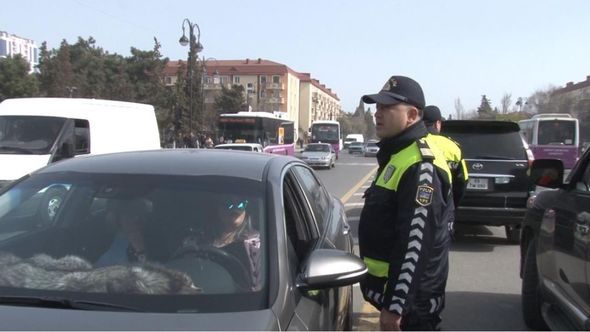 Sumqayıt polisi qayda pozan qadın sürücü və sərnişinləri saxlayıb mükafat verdi - FOTO 