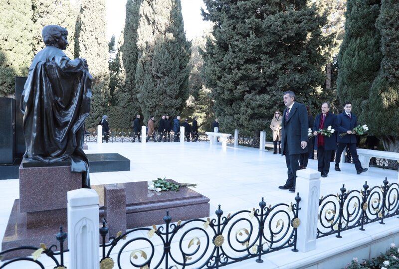 Türkiyəli nazir Şəhidlər xiyabanında - FOTOLAR