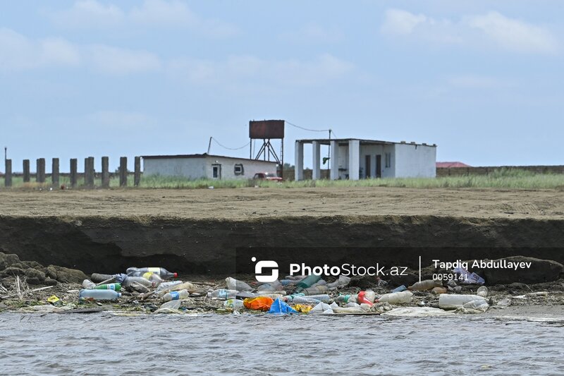 Buzovna çimərliyi zibillik içində - FOTOREPORTAJ