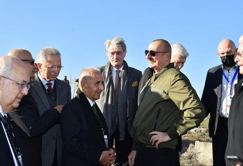 Prezident və birinci xanım VIII Qlobal Bakı Forumunun Şuşaya səfər edən iştirakçıları ilə söhbət ediblər - FOTOLAR