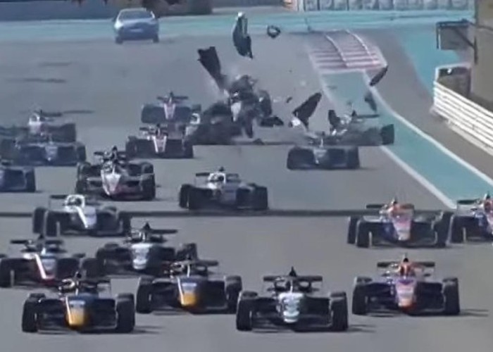 Formula yarışında türk pilotlar toqquşdu - VİDEO