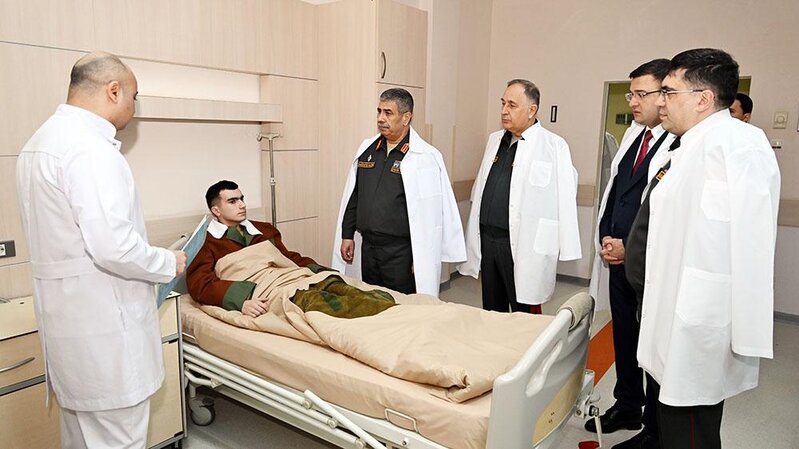 Müdafiə naziri Baş Klinik Hospitalı ziyarət edib - FOTOLAR