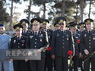 Müdafiə Nazirliyinin şəxsi heyəti İkinci Şəhidlər xiyabanını ziyarət edib - FOTOLAR