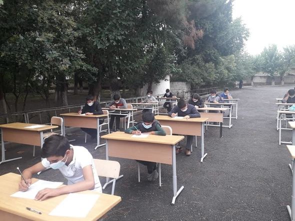 Azərbaycanda şagirdlər açıq havada imtahan verdi - FOTO
