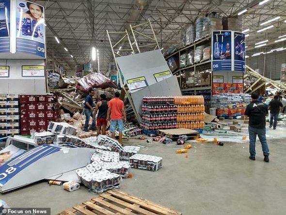 Supermarketdə rəflər "domino effekti" ilə aşdı: Ölən və yaralananlar var - ANBAAN VİDEO
