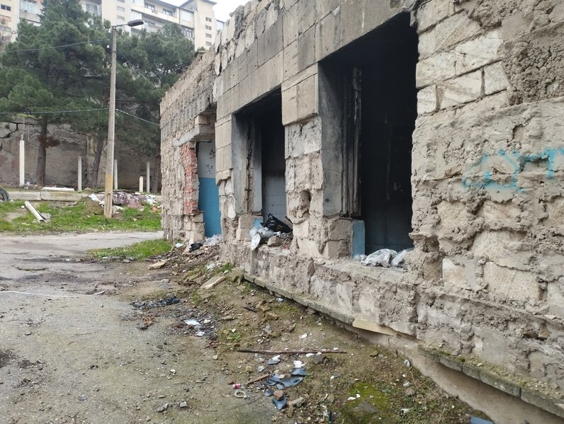 Bakıda uşaq bağçası xarabalığa çevrilib: Dövlət qurumları nə deyir? - FOTOLAR