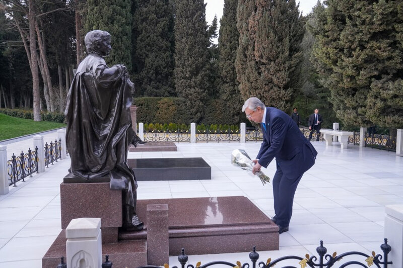 Qazaxıstan Prezidenti Heydər Əliyevin məzarını ziyarət edib - FOTO