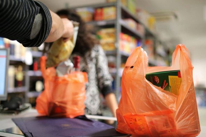 Yaşlı kişi market torbasına görə DÖYÜLDÜ 