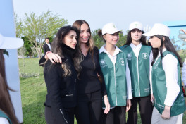 Leyla Əliyeva və Arzu Əliyeva Sumqayıtda ağacəkmə aksiyasında iştirak ediblər - FOTOLAR