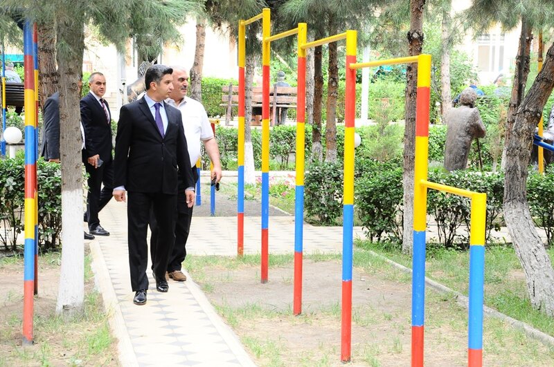 İcra başçısı turistlərlə - 