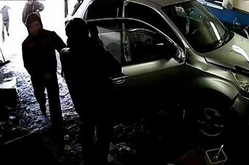 Qadın sürücü əyləclə qazı səhv saldı, təmirxana işçisini öldürdü - VİDEO