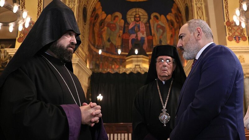 Paşinyandan gözlənilməz addım – Kilsə keşişləri ilə görüşdü