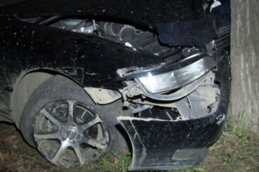 "Toyota" ağaca çırpıldı, sürücü öldü