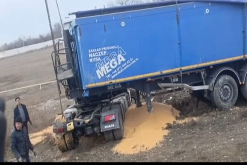 Ucarda yük maşını ilə minik maşını toqquşdu