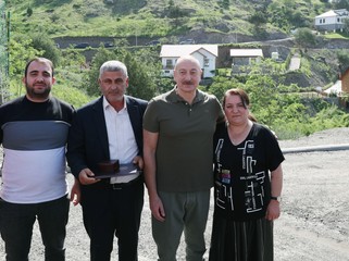 Dövlət başçısı Laçın şəhərinə qayıdan əhali ilə görüşüb, evlərin açarlarını onlara təqdim edib - FOTOLAR