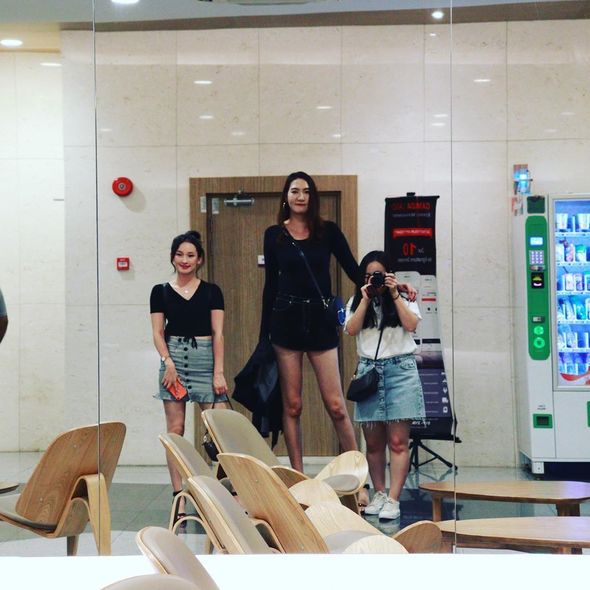 Boyu iki metrdən çox olan qadın həddindən artıq uzun ayaqlarından danışdı - FOTO