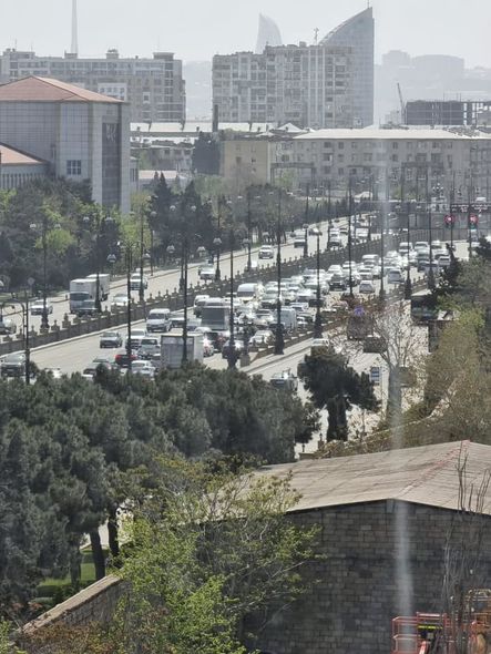 Bakının mərkəzində baş verən qəza böyük tıxaca səbəb oldu - FOTO