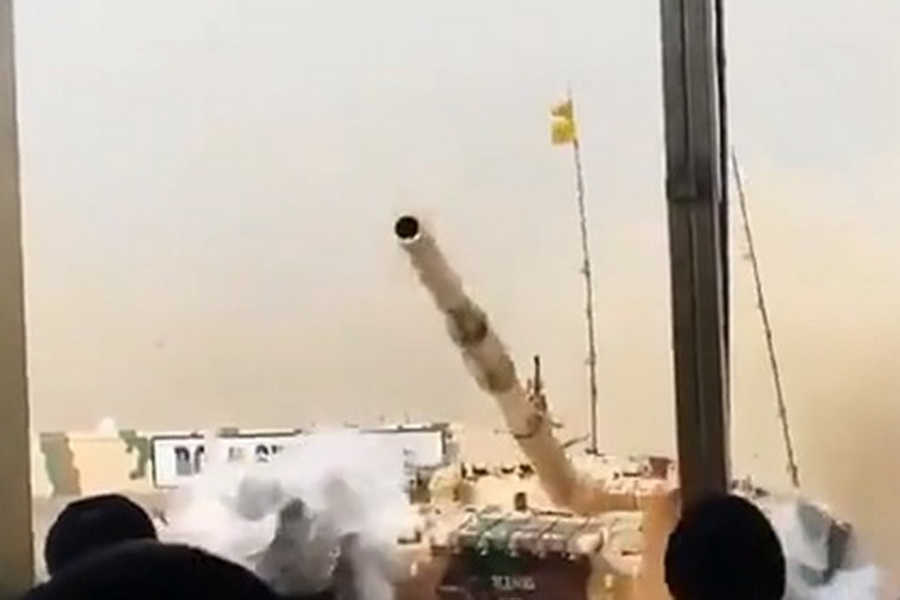 Tank nümayiş zamanı izləyicilərə qorxulu anlar yaşatdı – VİDEO