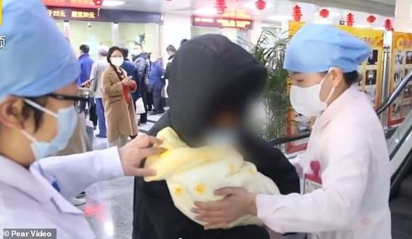 Karantindən sonra ananın yeni doğulan körpə ilə qovuşma anı - FOTO/VİDEO