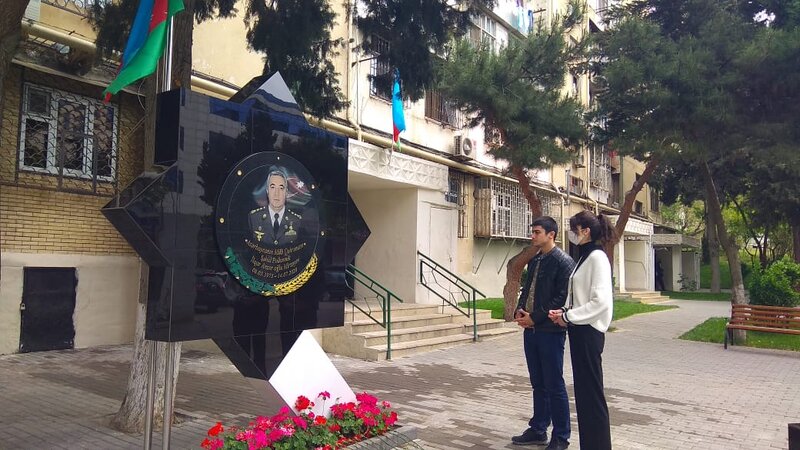 İlqar Mirzəyevin evinin qarşısına xatirə lövhəsi qoyuldu - FOTO