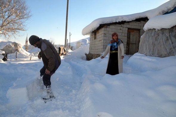 Türkiyədə kənd qarın atında qaldı: Evlərdən çıxmaq üçün tunel qazırlar - FOTO