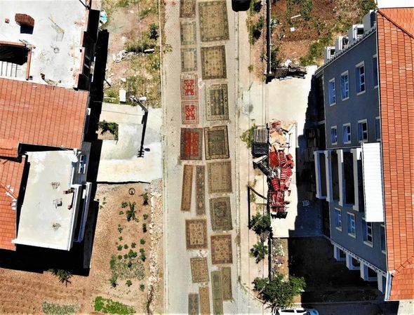 İxrac məqsədilə hazırlanan xalçalar nə üçün yolun ortasına sərilir? - FOTO